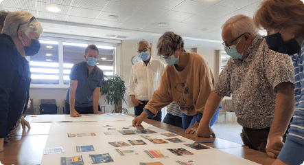 Participants construisant la fresque dans un atelier collectif