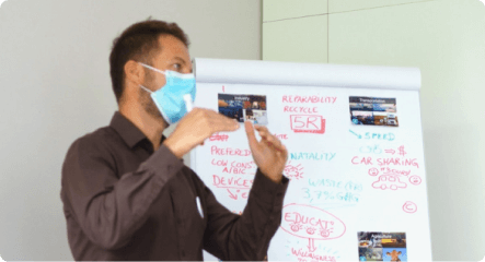 Un animateur proposant les actions à mener à l'issue de l'atelier collectif